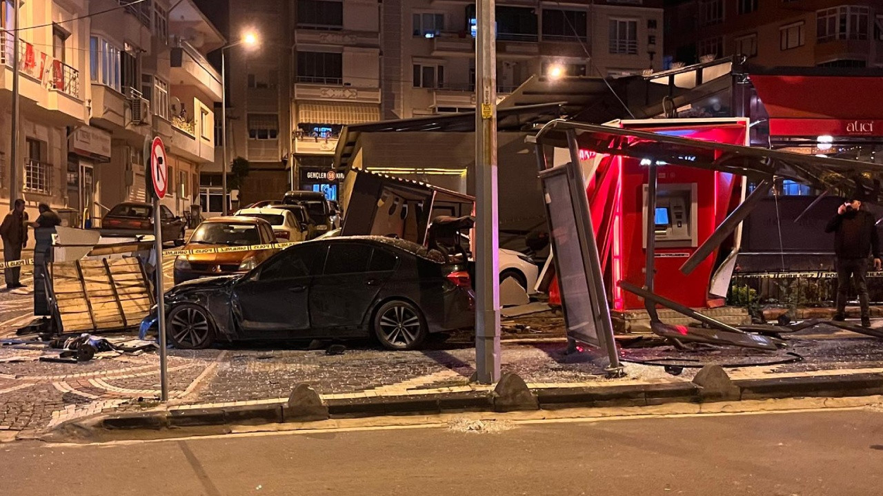 Otobüs durağına çarpan otomobildeki 3 kişi yaralandı