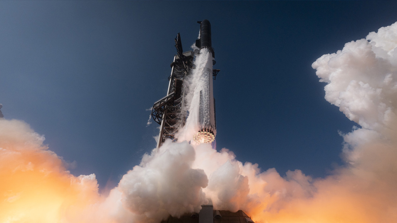SpaceX’in dev roketi ilk kez uzaya uçtu İniş kontrollü olmadı