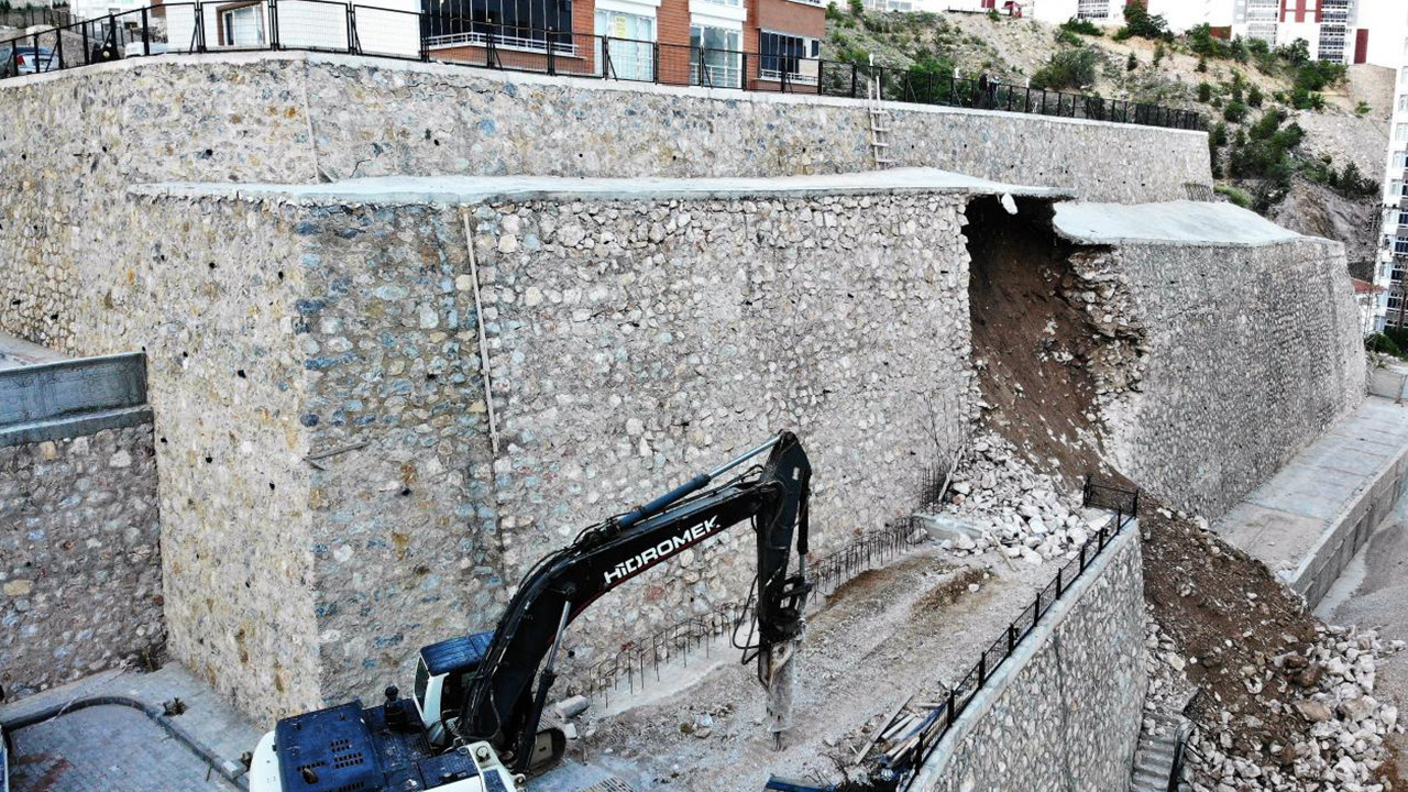 Amasya'da 5 katlı binanın istinat duvarı çöktü