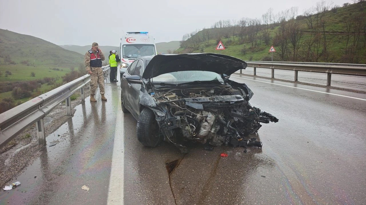 Erzurum-Erzincan karayolundan zincirleme trafik kazası: 3 yaralı var