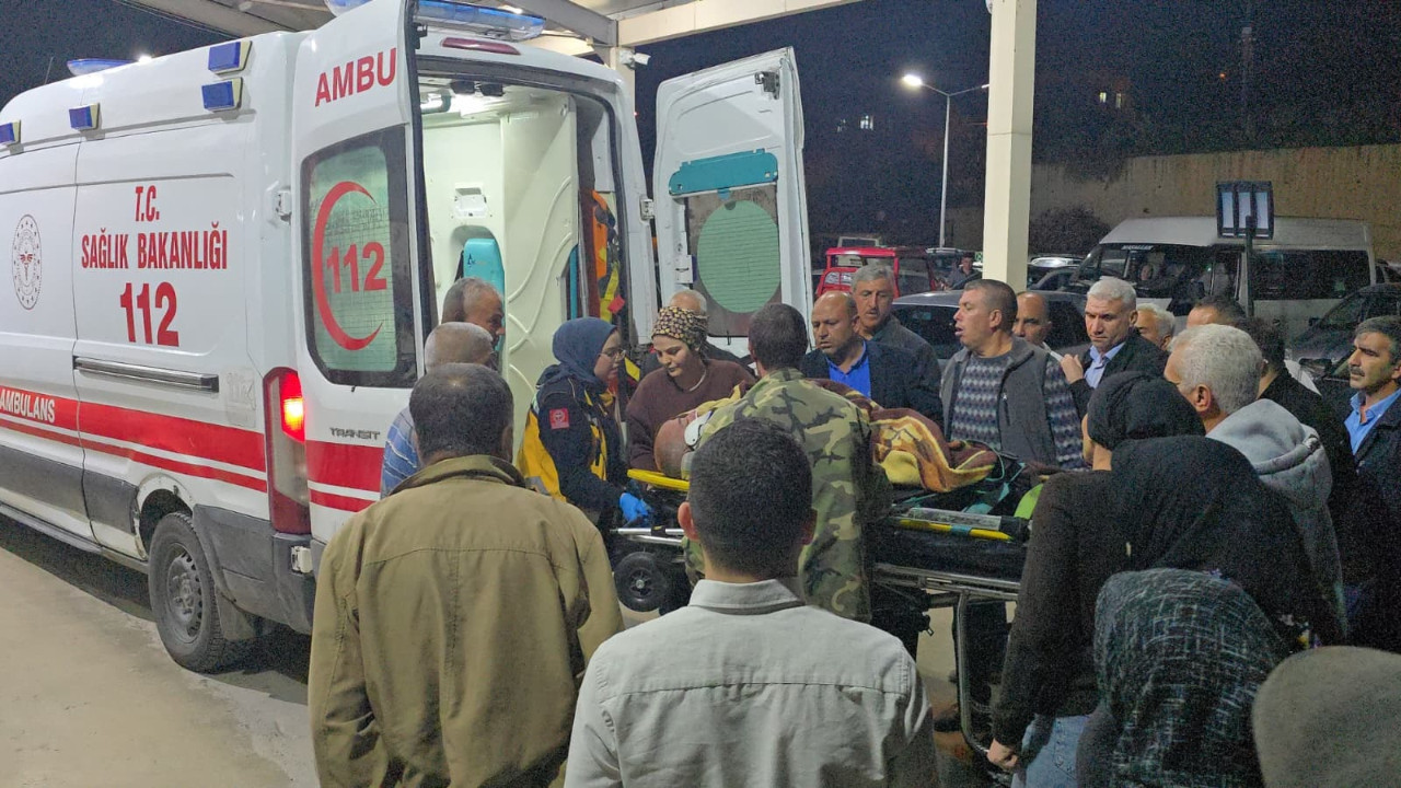 Küçükbaş yüklü kamyonet devrildi: 1’i ağır 2 yaralı