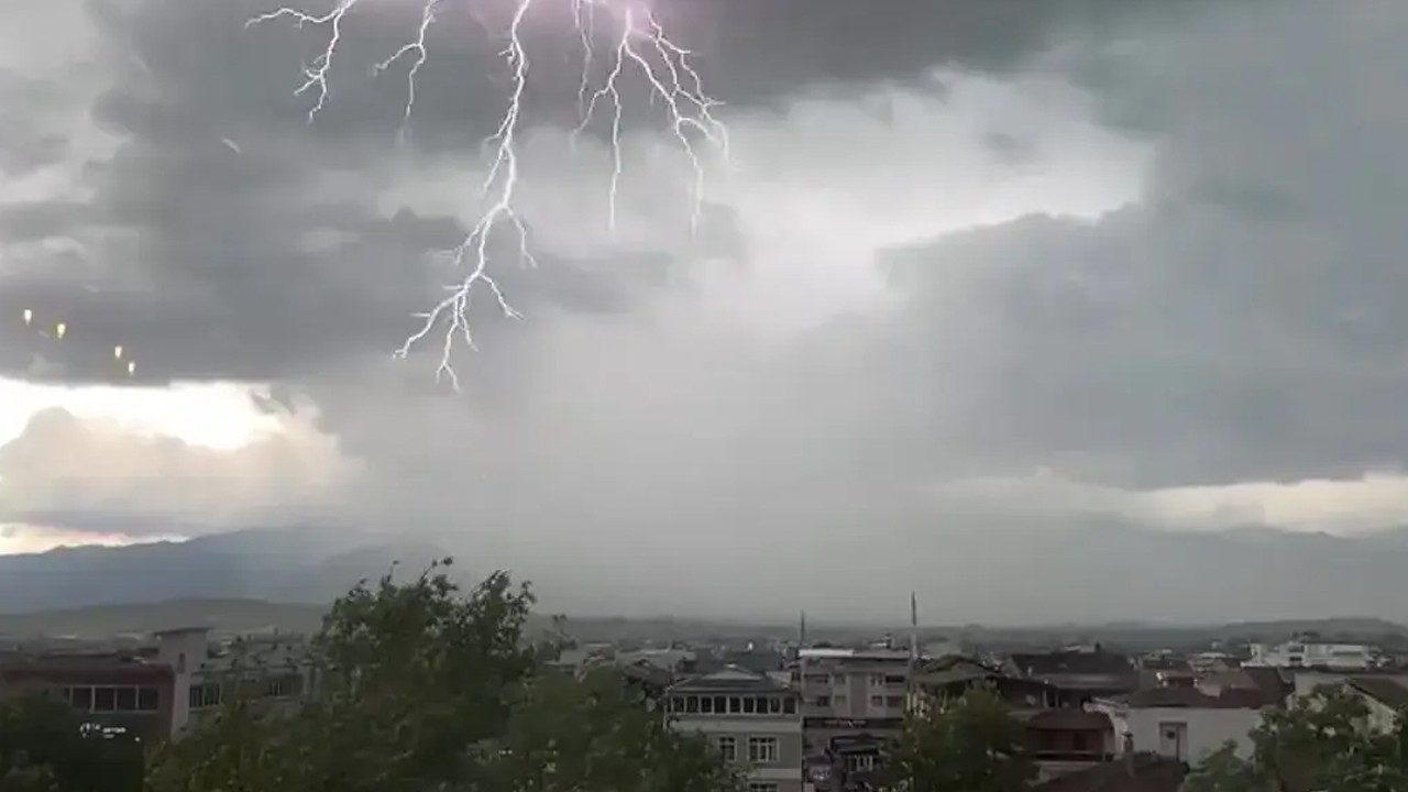 Tokat’ın Erbaa ilçesinde peş peşe yıldırımlar kameraya yansıdı