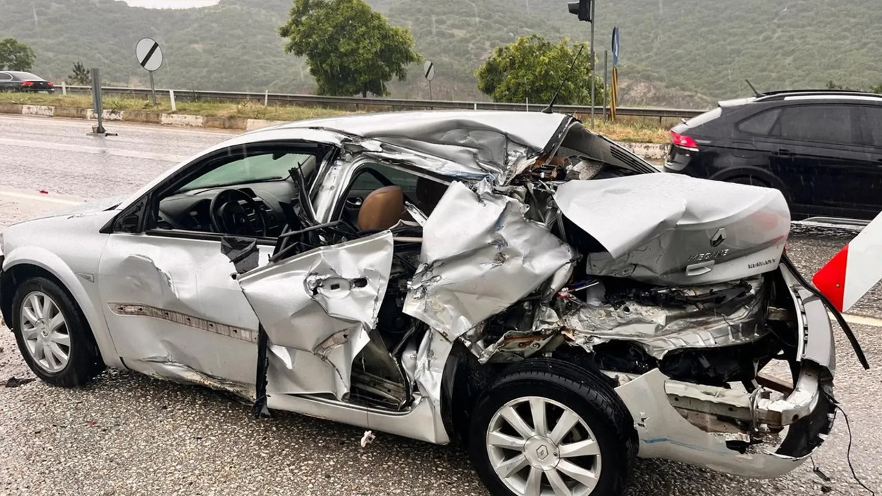 Yol kenarındaki otomobile tır çarpıp kaçtı: 1 yaralı