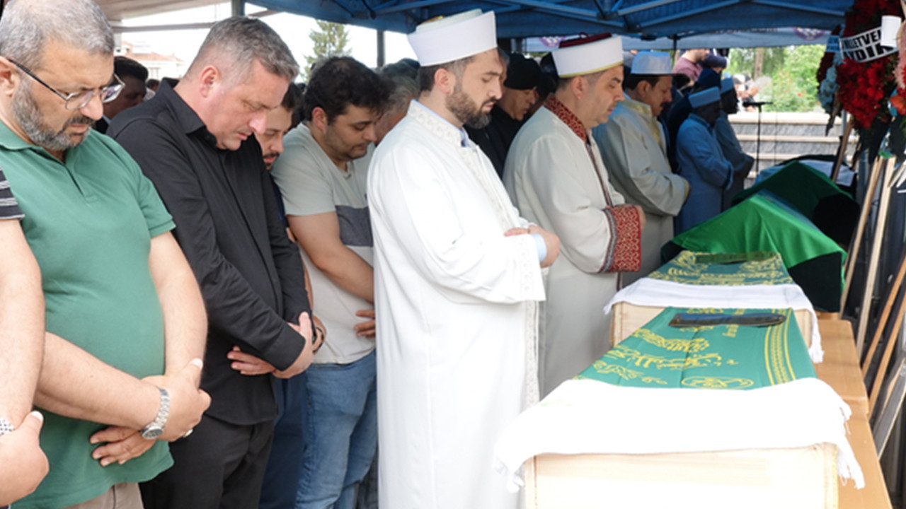 Bayram tatili yolunda kazada ölen çift ile 3 çocuğu yan yana toprağa verildi