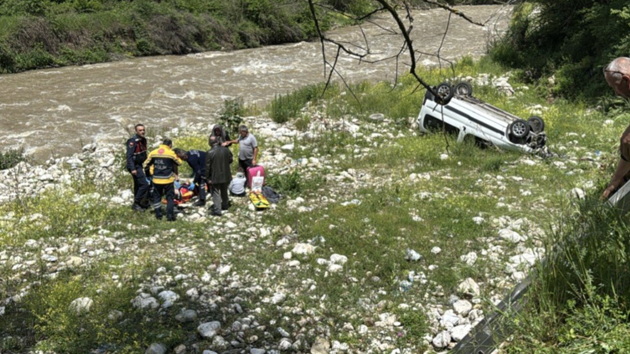 5 metreden dereye uçtu: Anne ve 2 çocuğu yaralandı