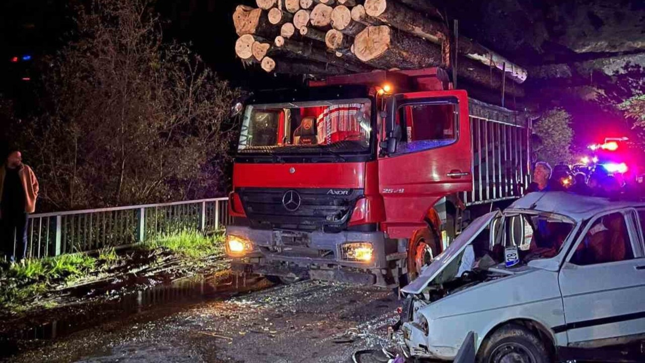 Gümüşhane'de kamyon ile otomobil çarpıştı: 2'si ağır 3 kişi yaralandı