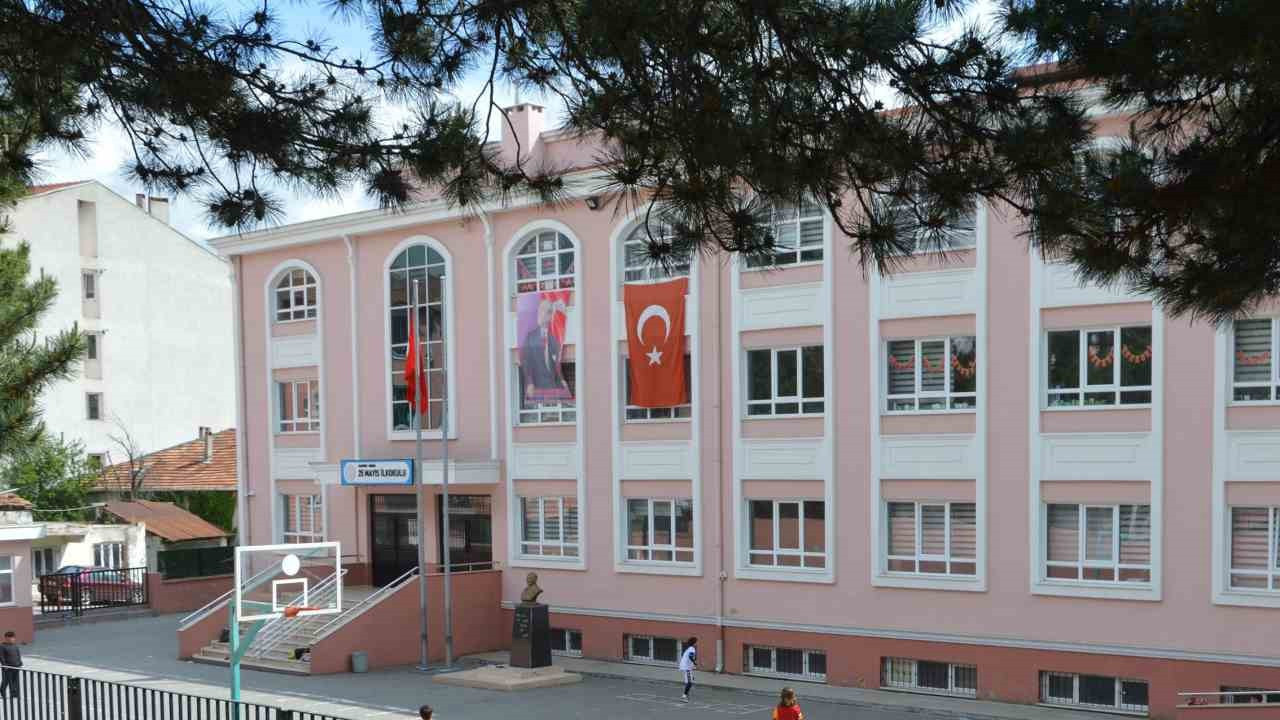 Havza'da bayram yoğunluğuna karşı 3 okul bahçesi ücretsiz otopark oldu