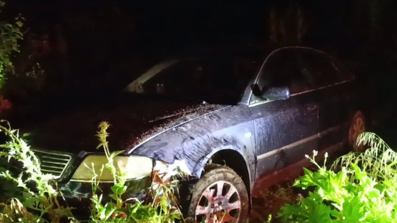İnegöl'de tarlaya uçan otomobilin sürücüsü aracı bırakıp kaçtı