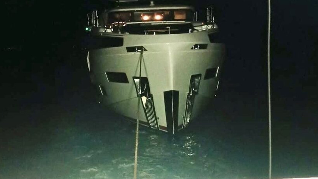 Çanakkale Boğazı'nda sürüklenen tekne kurtarıldı