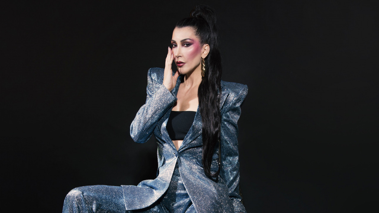 Hande Yener’den olay yaratan sahne şovu: Siyah kanatlarıyla sahneyi salladı