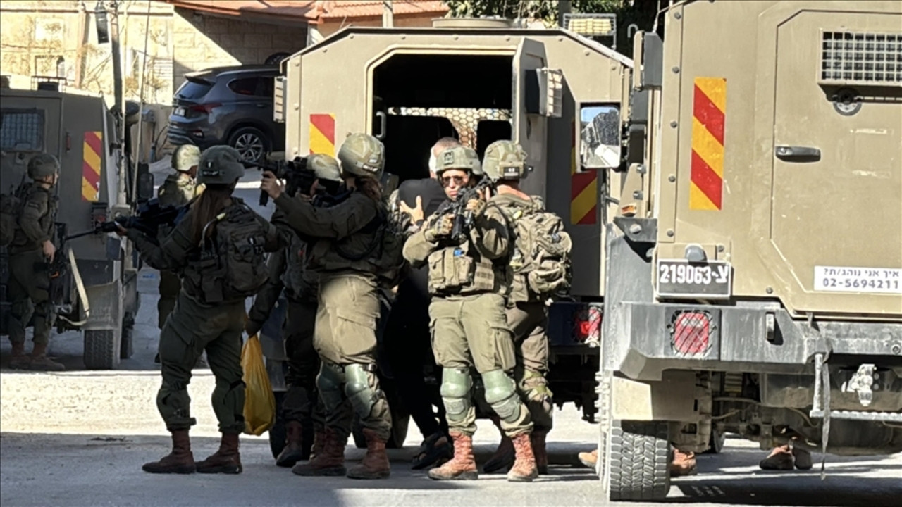 İsrail askerleri engelli ve yaşlı Filistinliyi alıkoydu