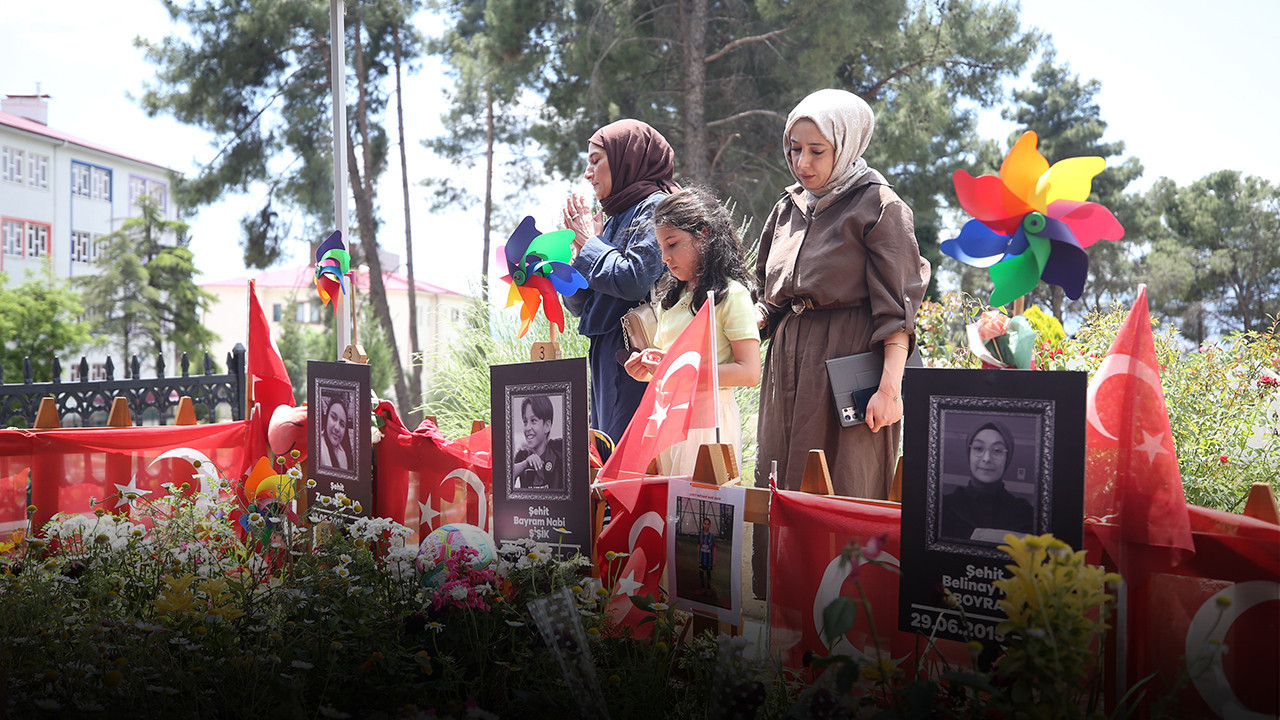 Kahramanmaraş'taki okul saldırısında ölen öğrencilerin ailelerinden arifede duygusal ziyaret