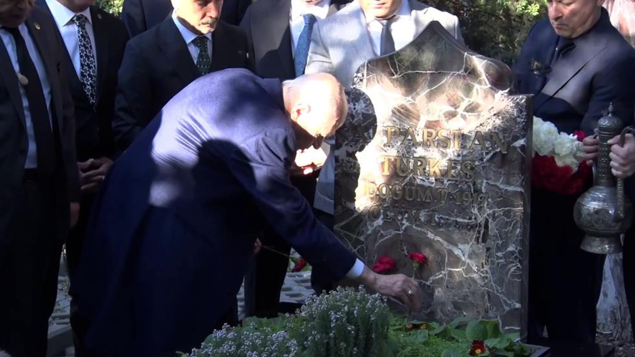 Devlet Bahçeli, bayram namazı sonrası Alparslan Türkeş’in kabrini ziyaret etti