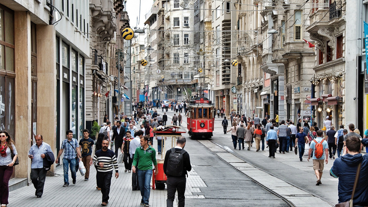 İstanbul tersine döndü: Sokaklar bomboş, sahiller tıklım tıklım