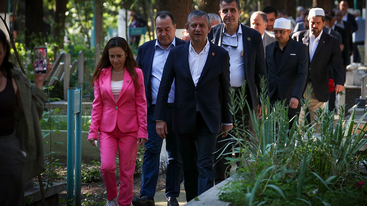 Özgür Özel, memleketi Manisa’da kabristan ziyaretleri gerçekleştirdi