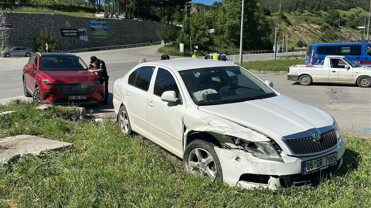 Samsun'da SUV ile otomobil çarpıştı: 1'i çocuk 2 yaralı