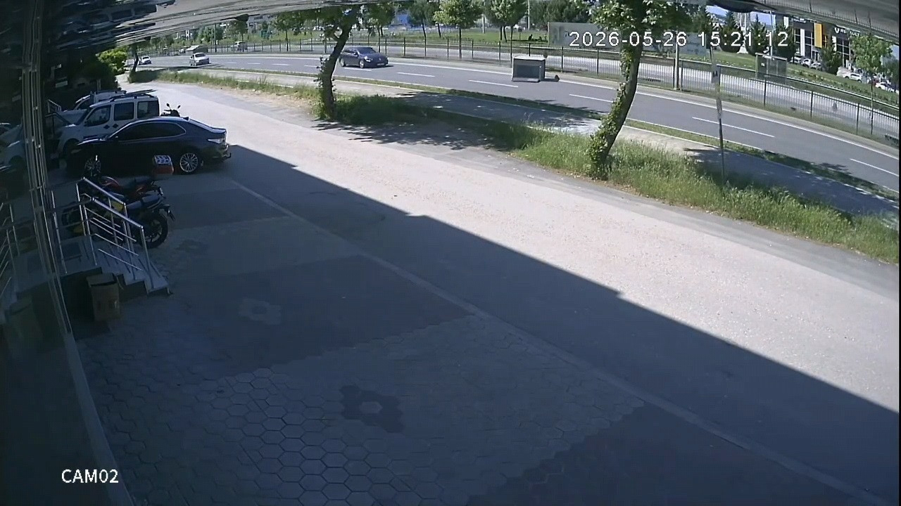 Trafiğin ortasına düşen demir kafes paniğe neden oldu