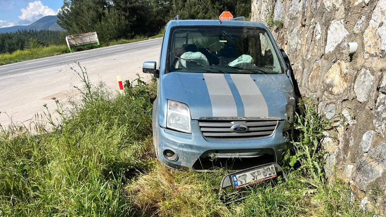 Bilecik’te hafif ticari araç duvara çarptı
