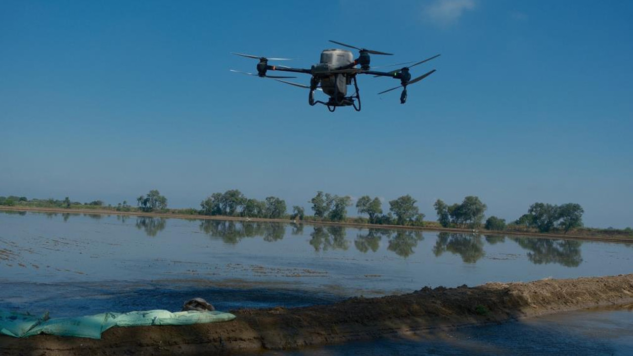 Karacabey Ovası’nda teknolojik tarım: Çeltik üreticilerinden dron ile tohum ekimi