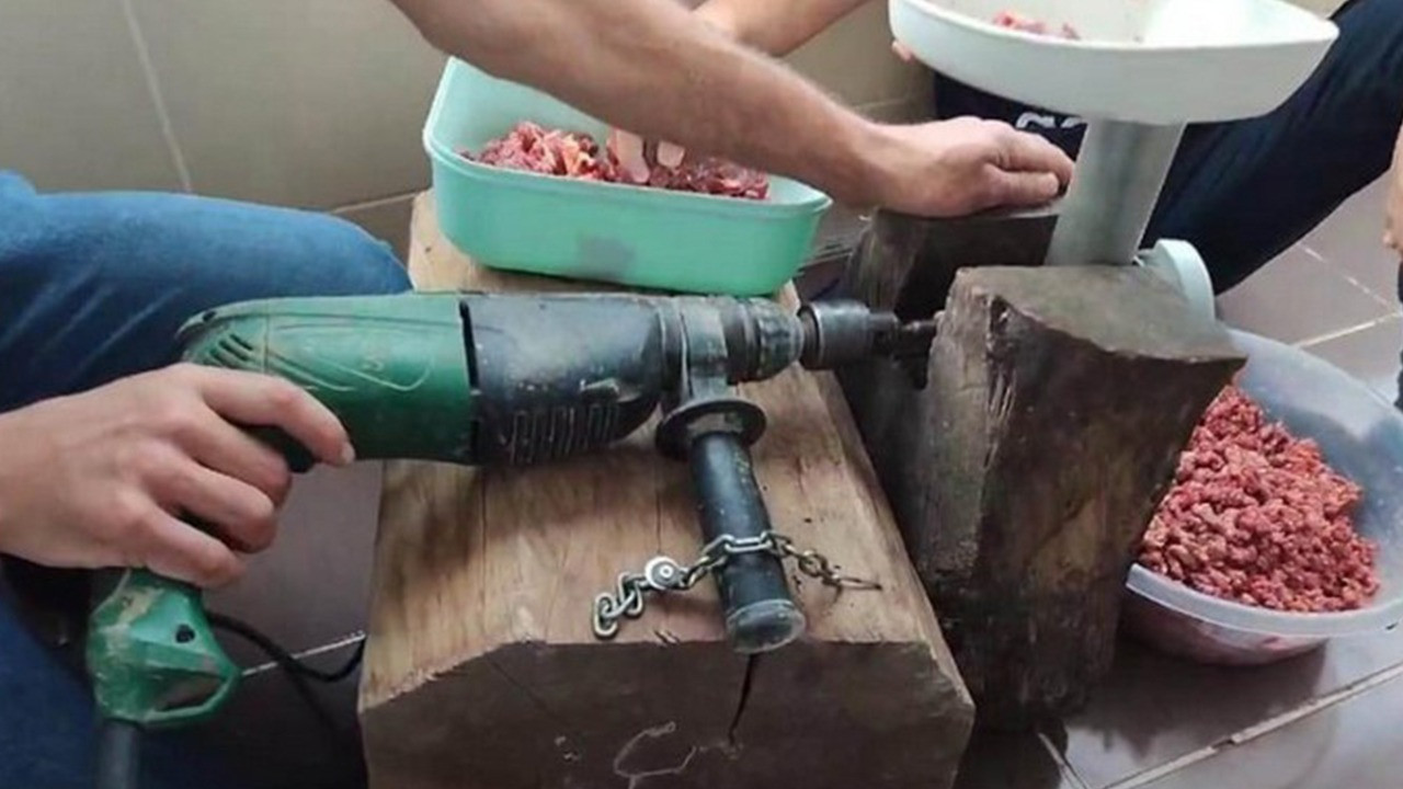 Matkaptan kıyma makinesi yapan Rizeli, köylünün hizmetine sundu