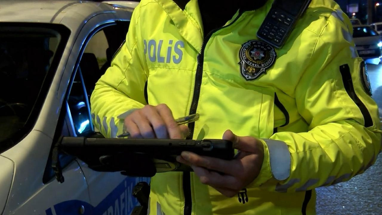 Önce polisten kaçtı, sonra hesap makinesine sarıldı