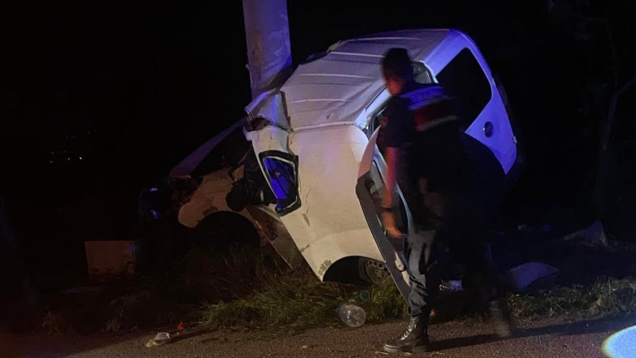 Elektrik direğine çarpan araçta can pazarı: 2 ölü, 2 yaralı