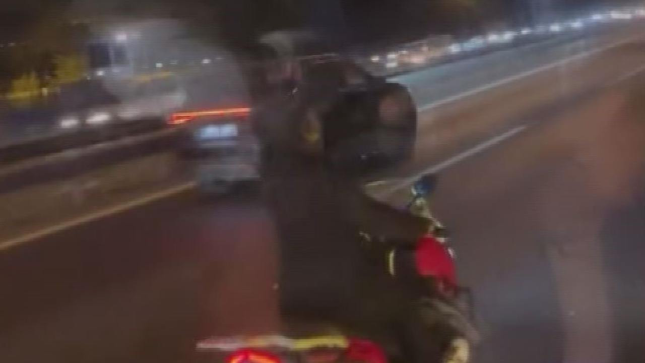 FSM çıkışında yol verme kavgası: Motosiklet sürücüsü İETT otobüsünün camını kırdı