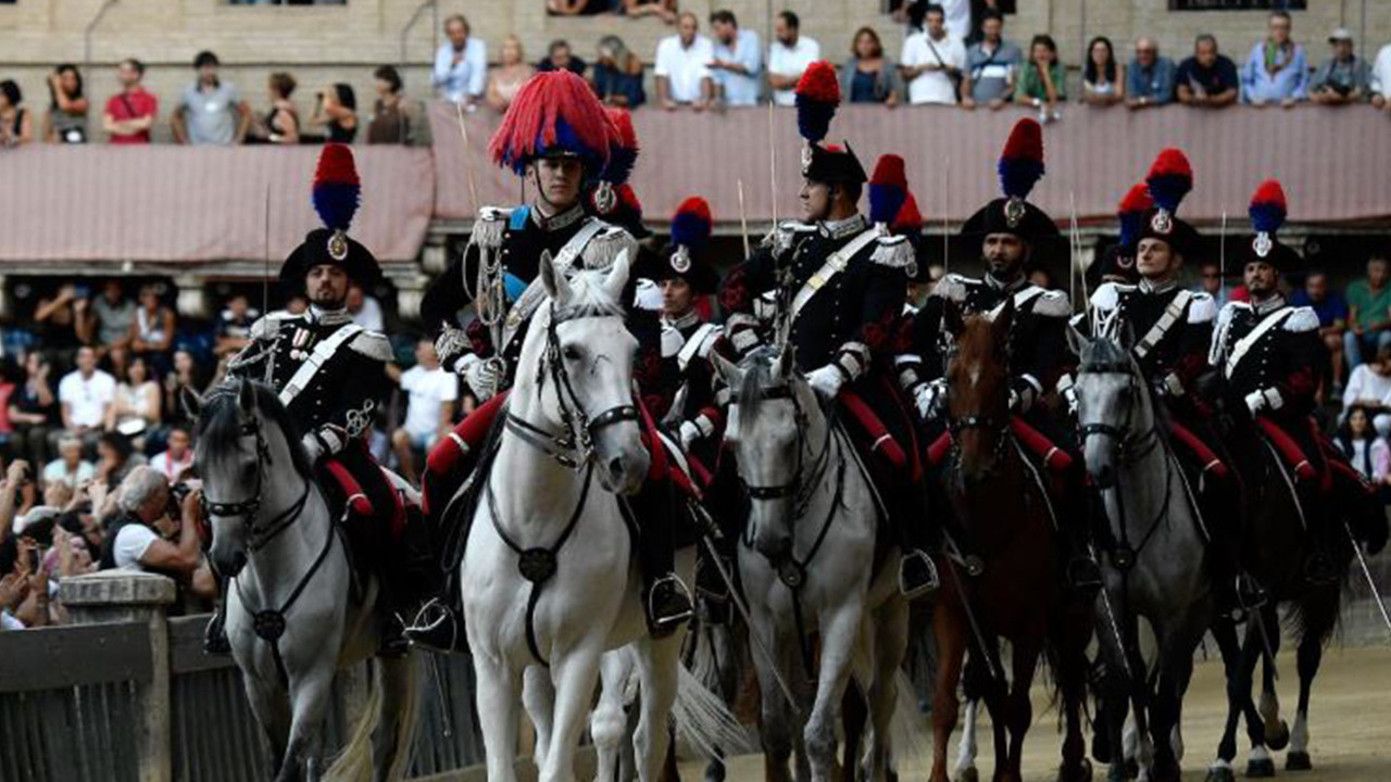 İtalya'da resmi geçit törenine katılacak süvari birliğinin atları kaçtı