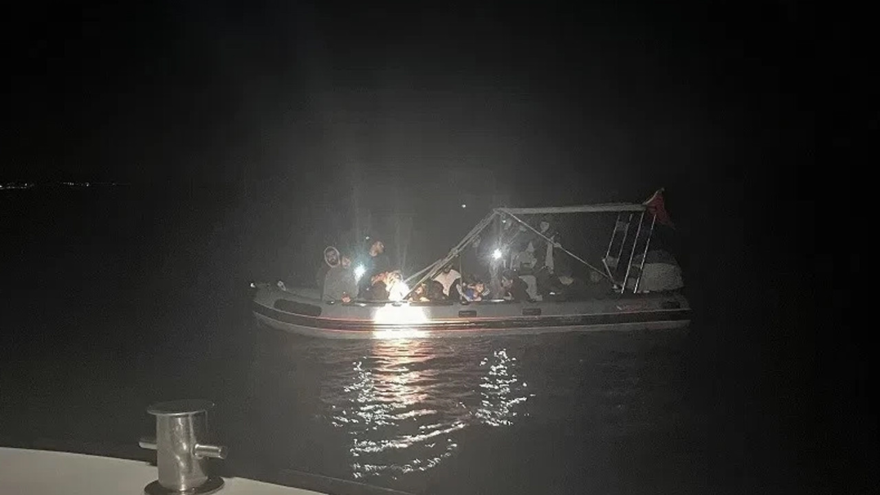 İzmir Karaburun açıklarında sürüklenen 17 düzensiz göçmen kurtarıldı