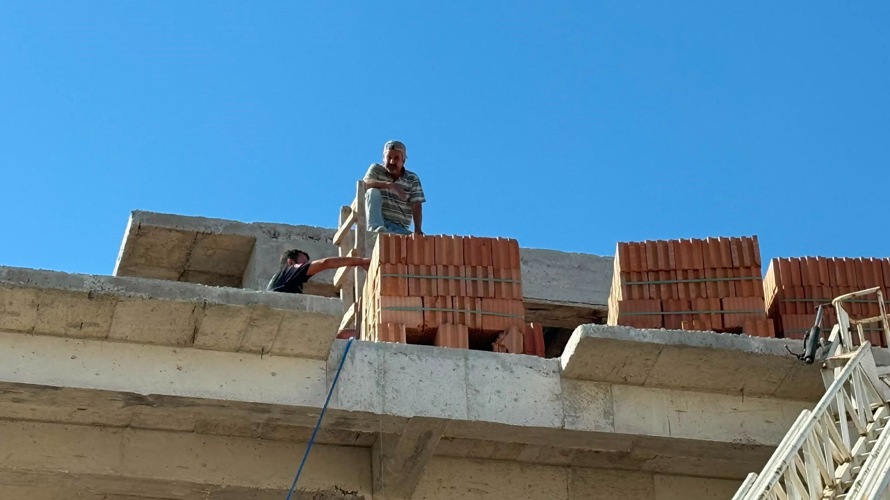Kontrol için çıktığı inşaatta mahsur kaldı: Yardımına itfaiye yetişti