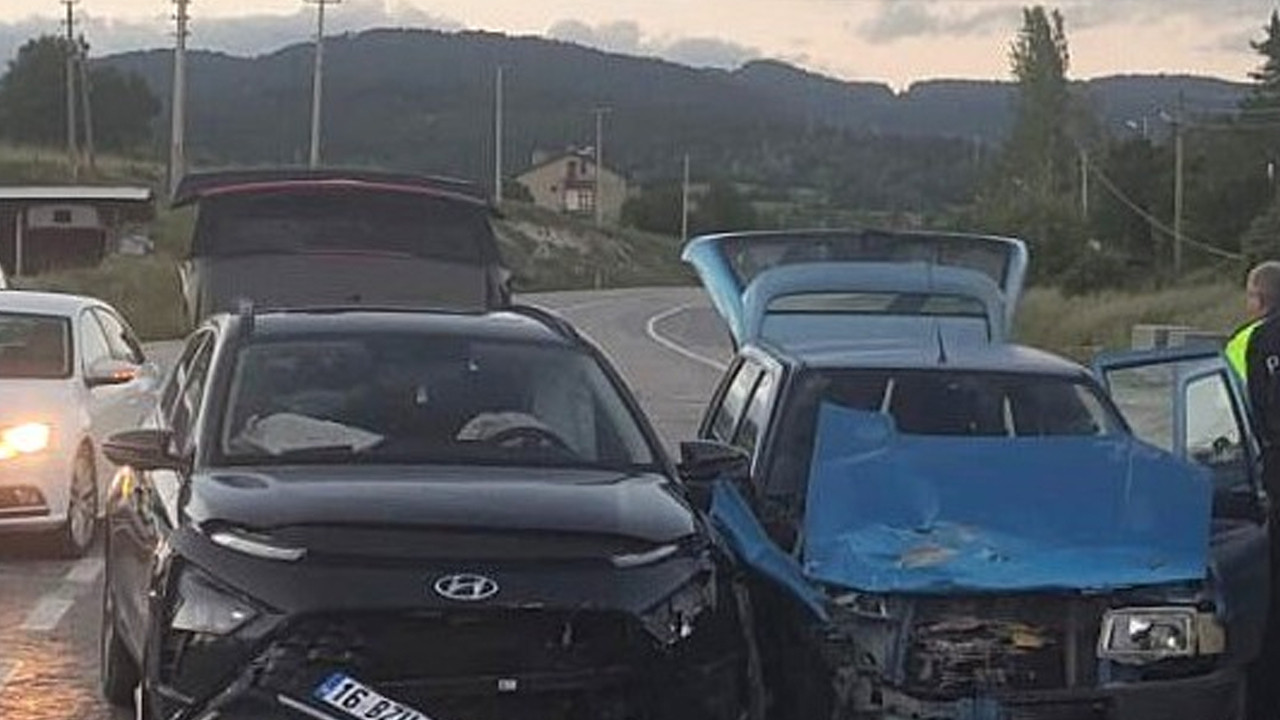 Kütahya Domaniç’te iki otomobil çarpıştı: 3 yaralı