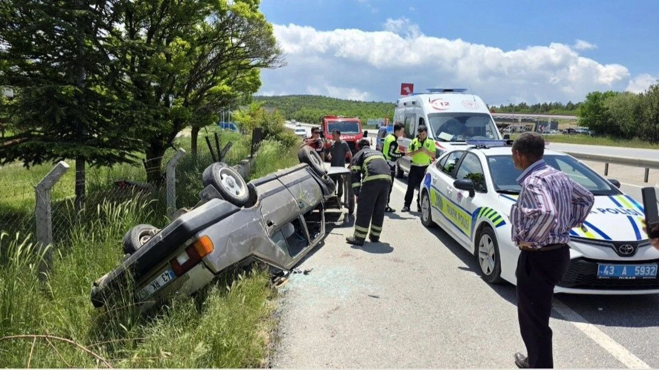 Kütahya'da duvara çarparak takla atan otomobildeki 4 kişi yaralandı