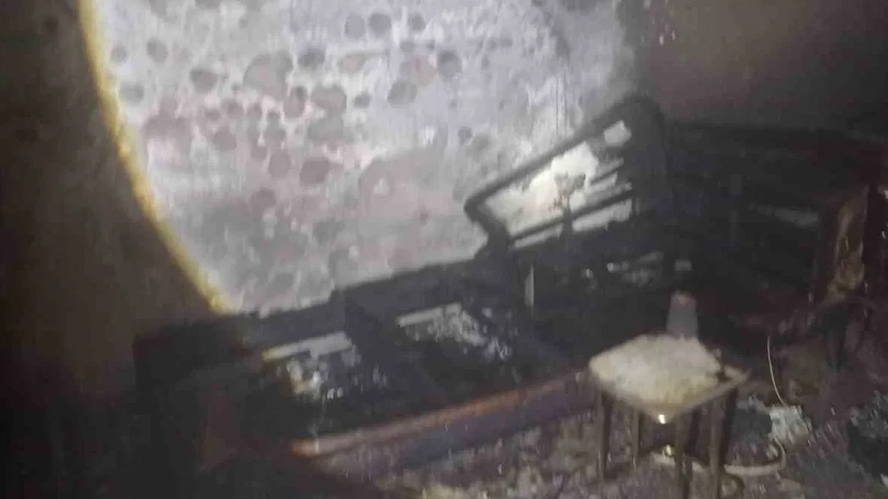 Üçlü prizden çıkan yangın evi küle çevirdi