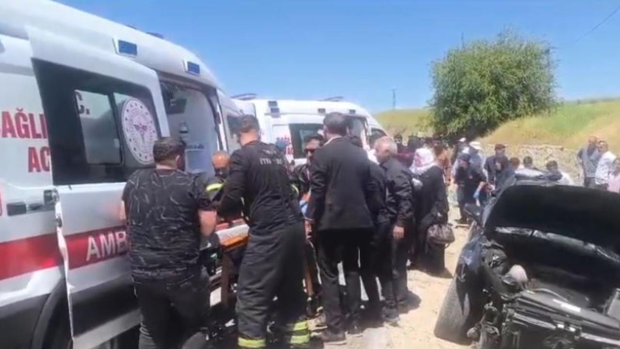 Batman'da otomobil istinat duvarına çarptı: 2'si çocuk 6 yaralı