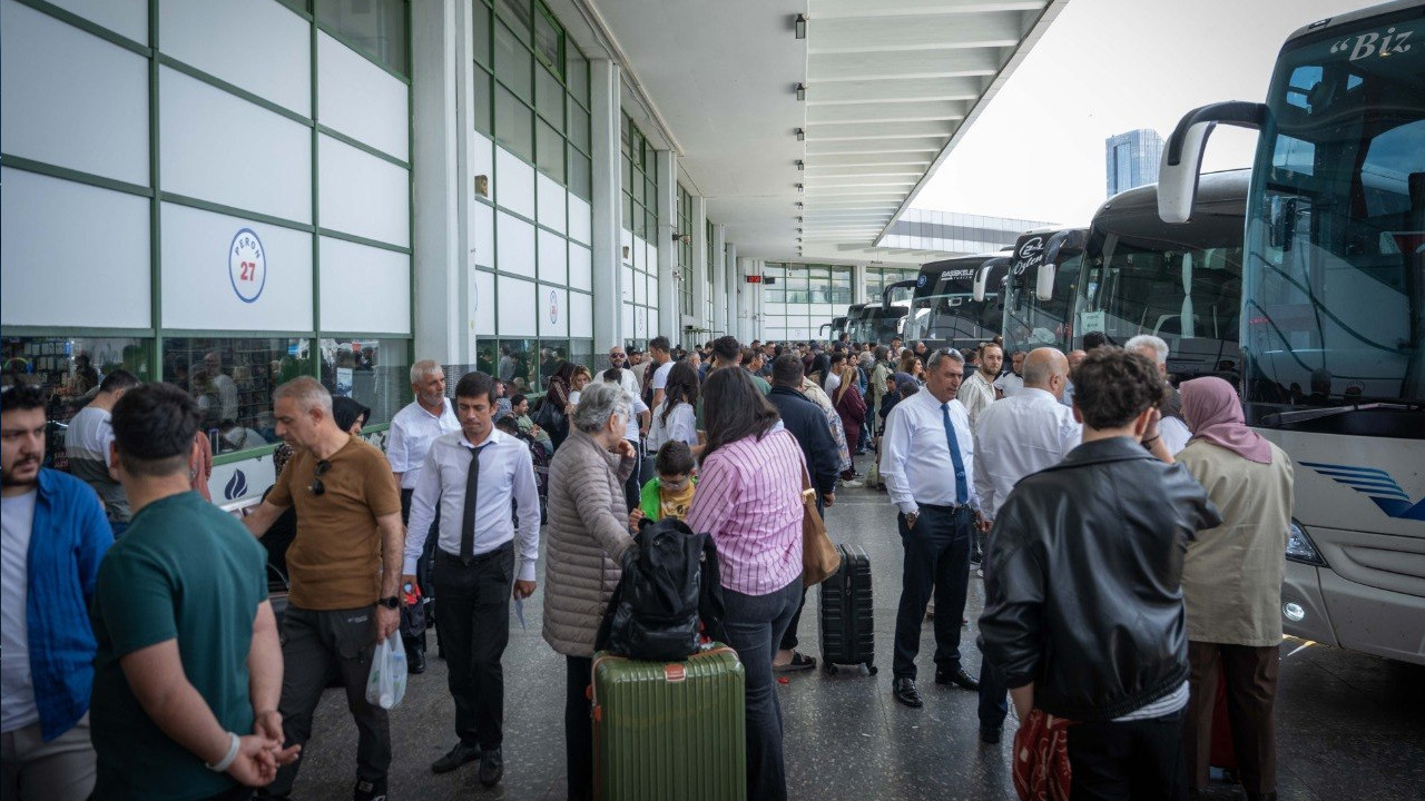 Bayram dönüşleri terminalde uzun kuyruklar oluşturdu