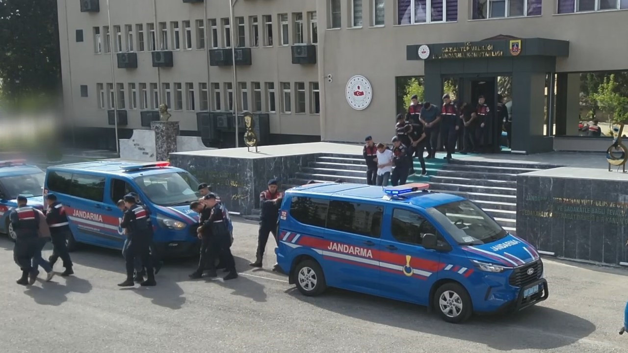 Gaziantep'te göçmen kaçakçılarına şafak operasyonu: Dehşet görüntüleriyle şantaj yapan 7 zanlı tutuklandı