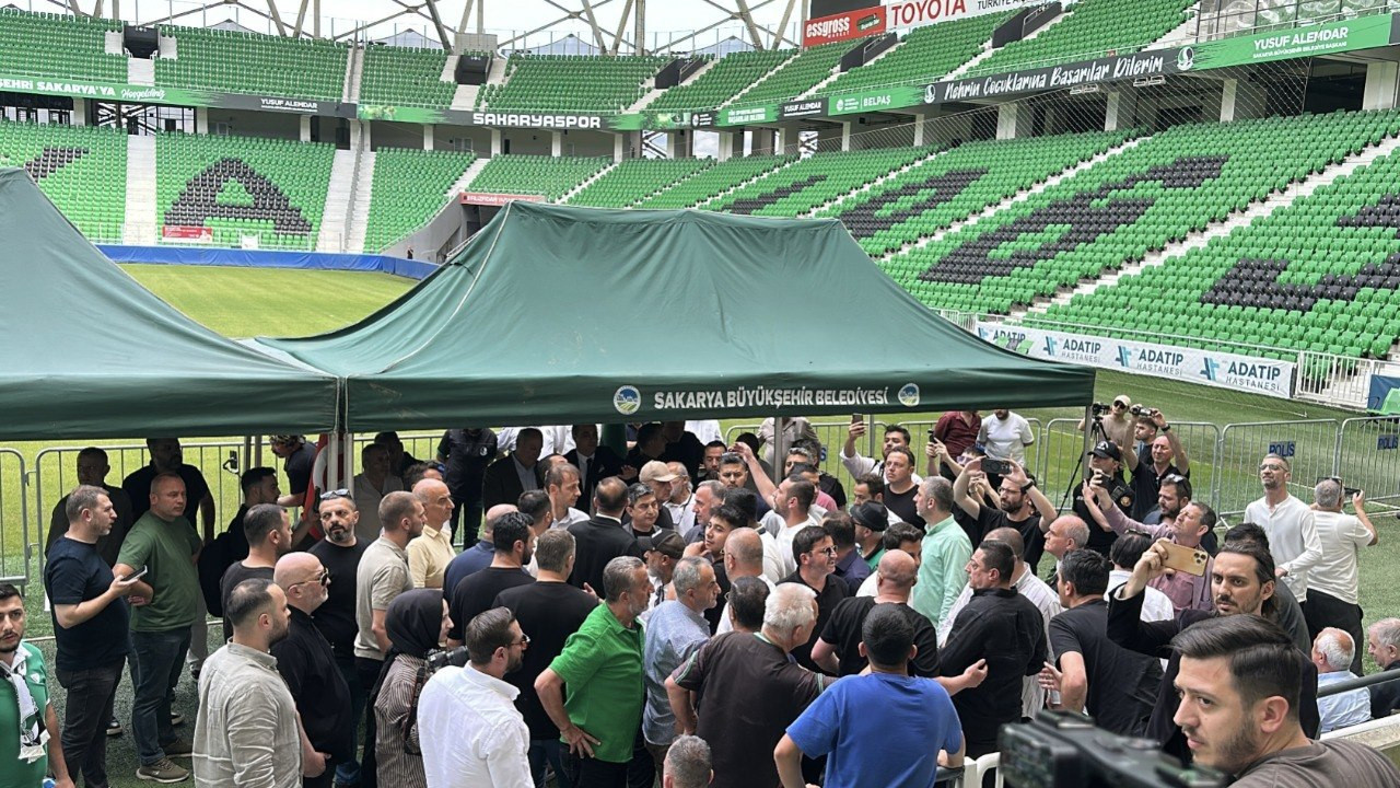 Sakaryaspor kongresinde arbede: Olağan genel kurul gerginlik nedeniyle ertelendi