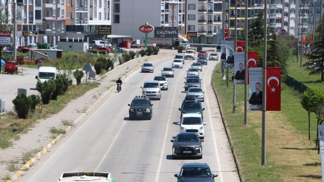 Tatil dönüşü sürüyor: Afyonkarahisar-Antalya kara yolunda kilometrelerce araç kuyruğu