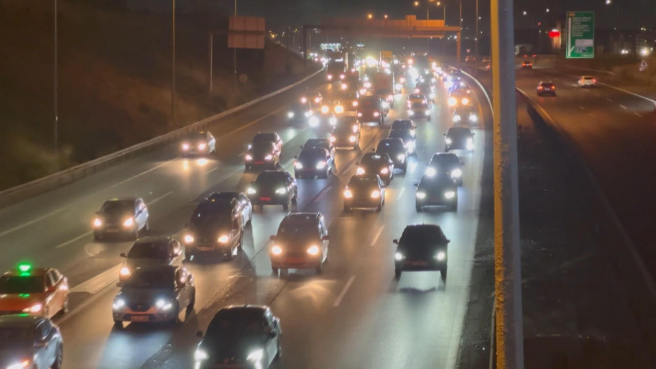 Bayram tatili dönüşü İstanbul girişinde trafik yoğunluğu