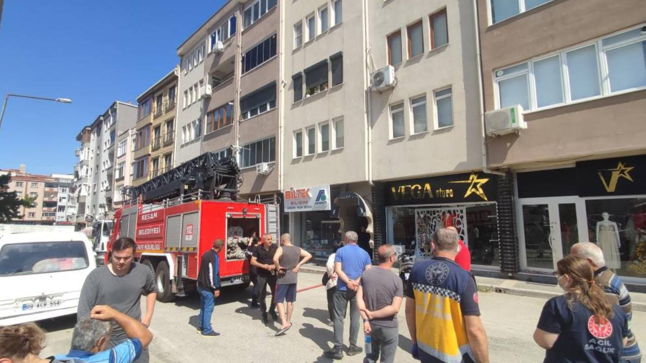 Bodrum katta çıkan yangında mahsur kalan kediler kurtarıldı