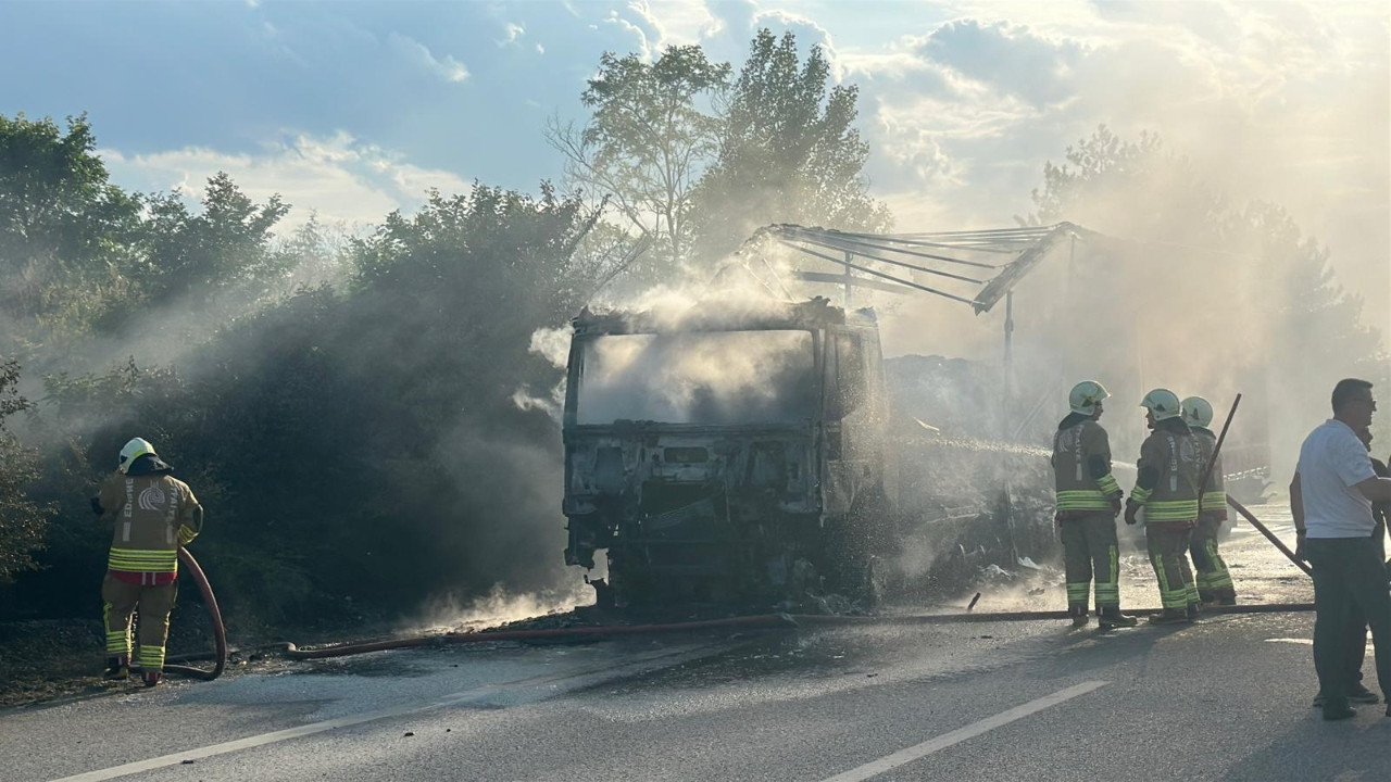 Edirne'de Moldova plakalı TIR, yangında kullanılamaz hale geldi