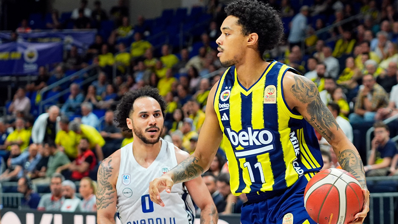 Son çeyrekte geri dönen Fenerbahçe Anadolu Efes'i yenerek yarı finalde öne geçti