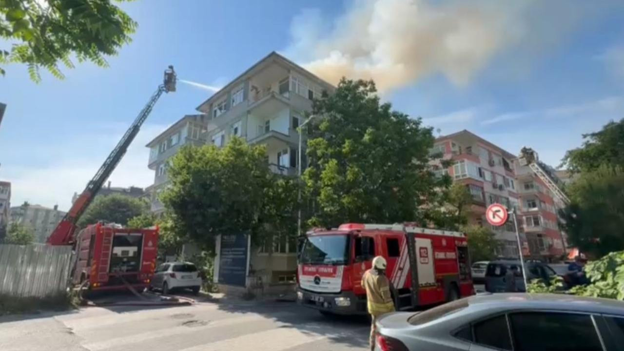 Bakırköy'de apartman çatısında yangın: Mahalle alarma geçti