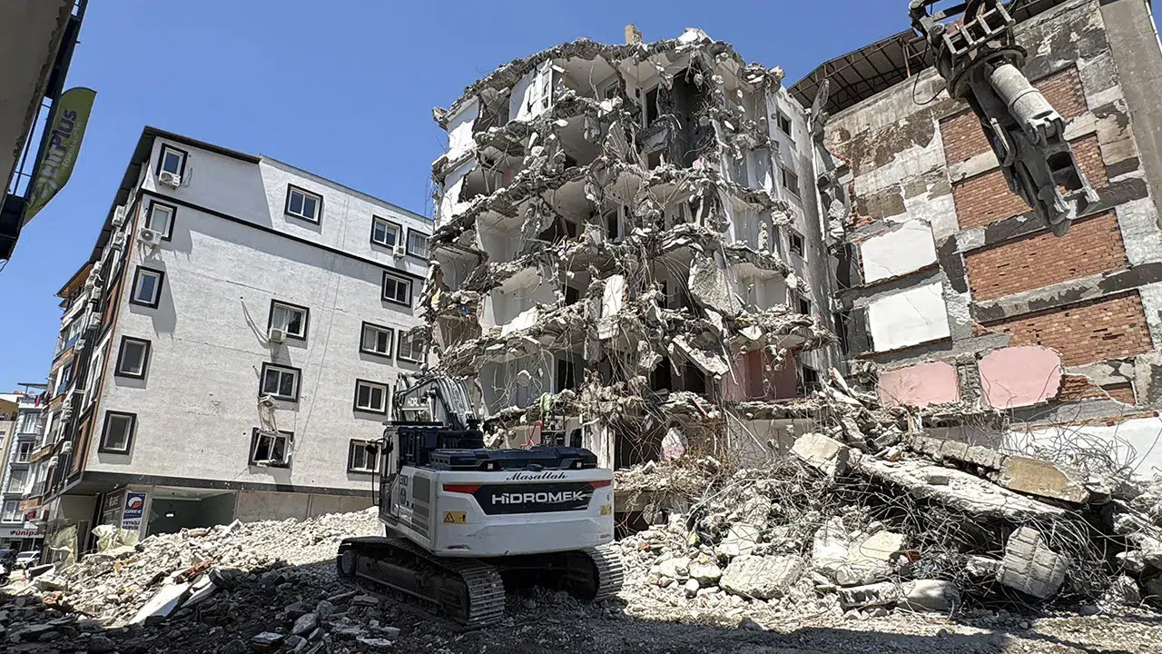 Hasarlı binanın yıkımı sırasında başka bina zarar gördü