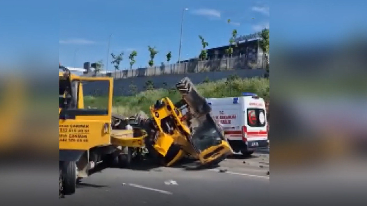 İstanbul'da yol trafiğe kapandı: Tonlarca ağırlıktaki iş makinesi yola devrildi