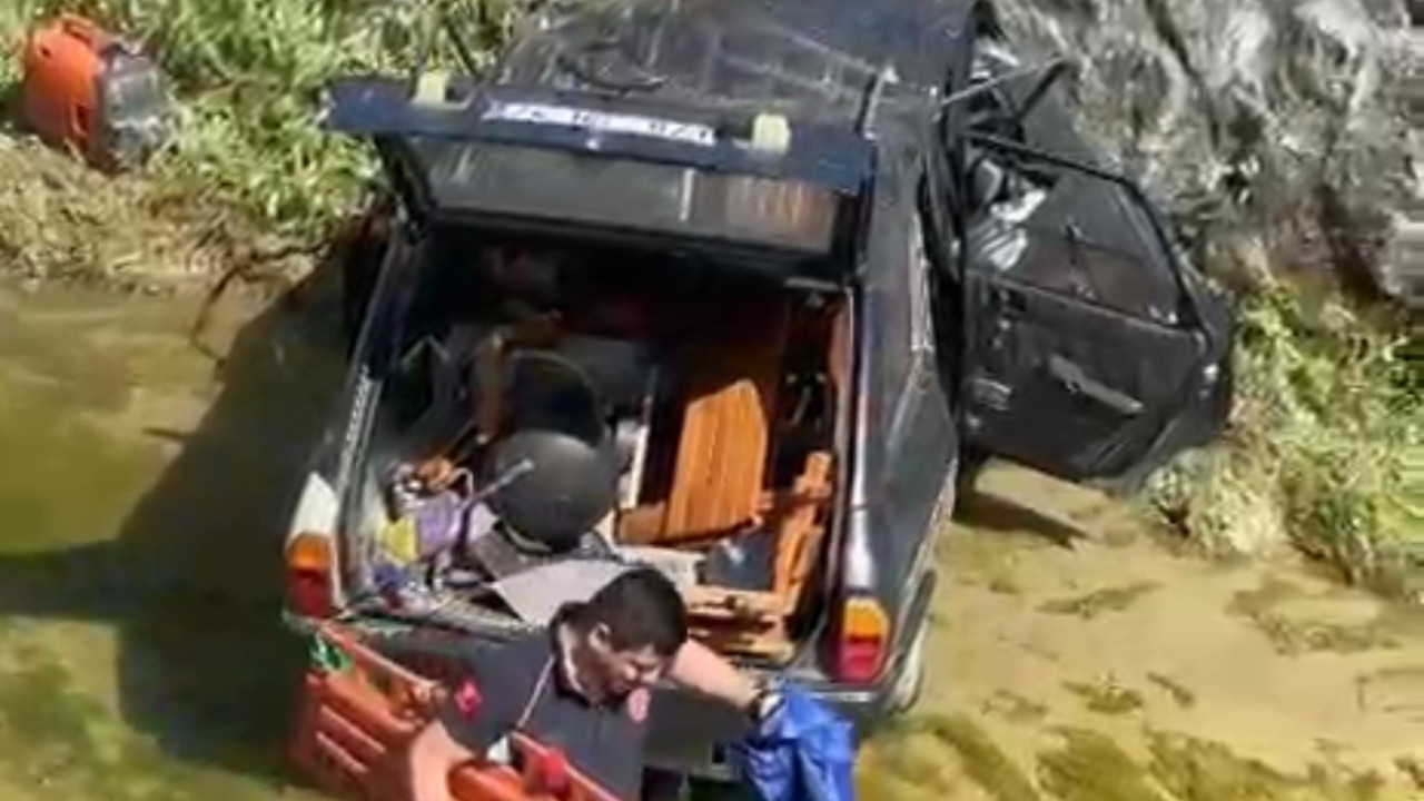 Otomobil dere yatağına devrildi: 3 kişi yaralandı