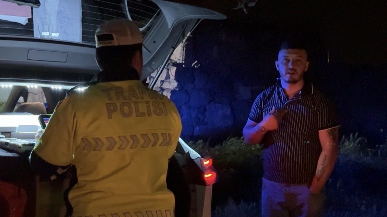 Alkollü sürücü merakına yenik düştü