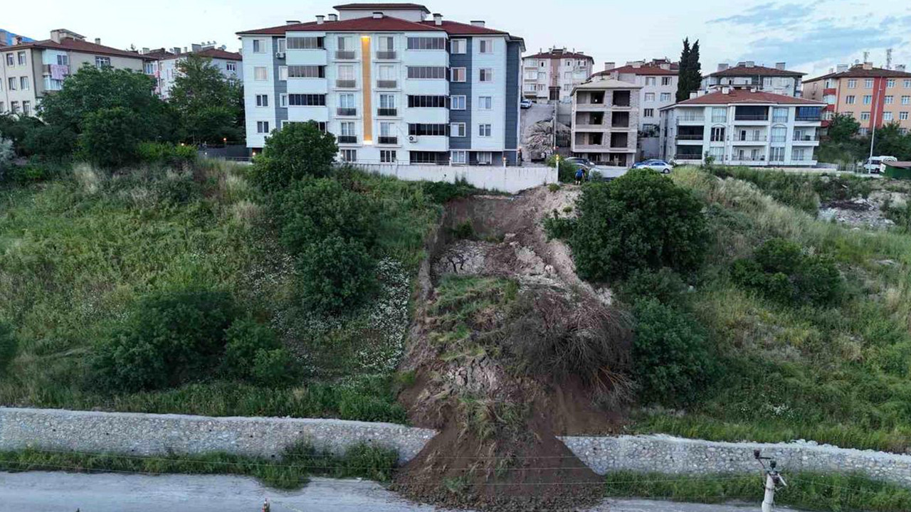 Karabük’te heyelan tehlikesi: Toprak kütlesi yola indi