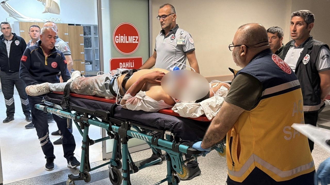 Motosiklet, elektrik direğine çarptı: 1’i ağır 2 yaralı