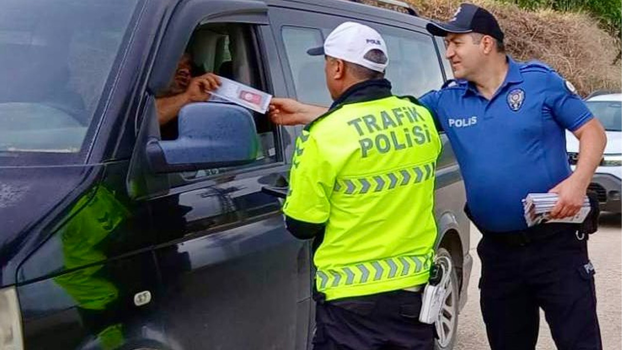 Polis vatandaşları yol uygulama noktalarında bilgilendirdi